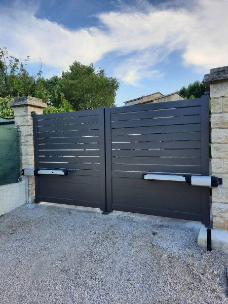 installation d'un portail en alu motorisé sur mesure pour une villa à marseille 13013
