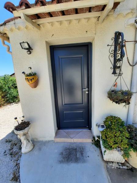 pose d'une porte d'entrée en acier en rénovation à plan de cuques 13380