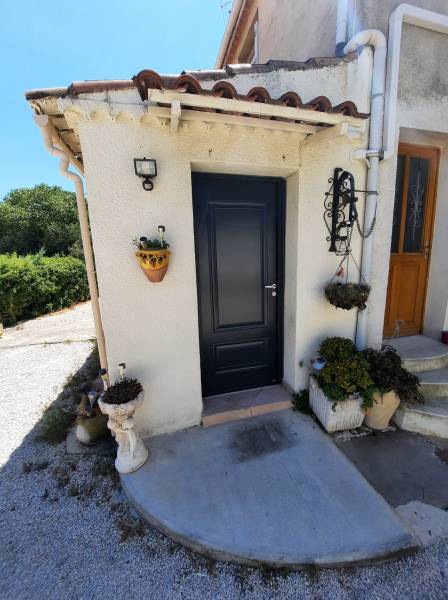 Pose d'une porte d'entrée en Acier laqué à Plan de Cuques 13380