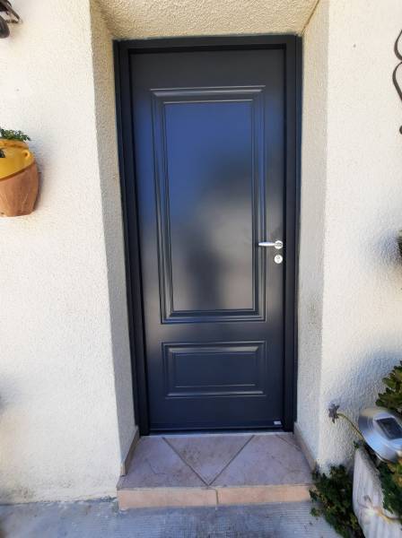 installation d'une porte d'entrée sur mesure en maison individuelle à plan de cuques chez une propriétaire