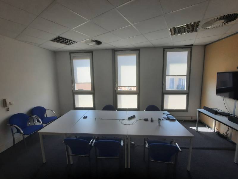 pose de stores sur mesure tamisants dans des bureaux à marseille