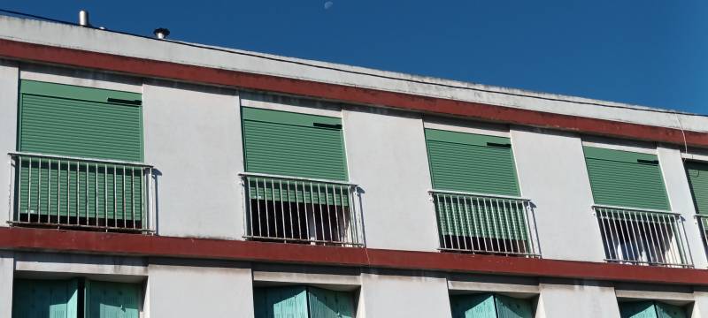 pose de volets roulants solaires laqués vert 6021 en copro sur marseille 13013 st just