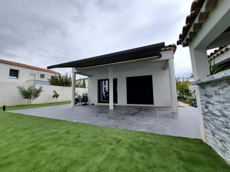Pose d'un store de terrasse sur marseille en villa