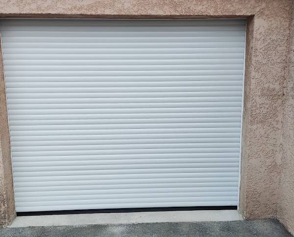 porte de garage enroulable en alu posée en maison individuelle chez un particulier sur plan de cuques 13380