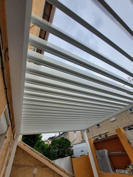 pose de pergolas sur mesure à plan de cuques en villa