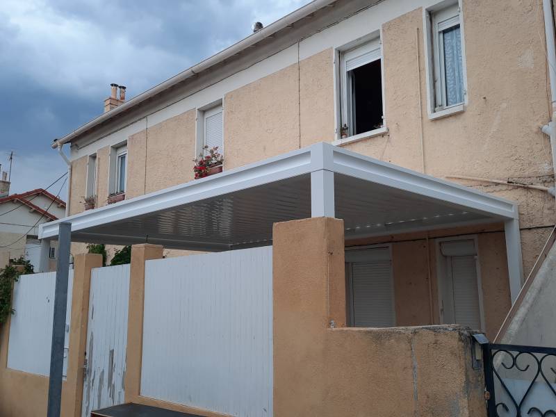 pose d'une pergola bioclimatique électrique à allauch en maison individuelle