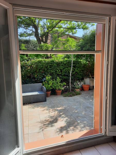 Pose d'une moustiquaire enroulable à Plan de Cuques 13380