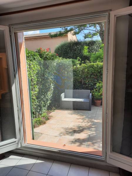 Pose d'une moustiquaire enroulable à Plan de Cuques 13380