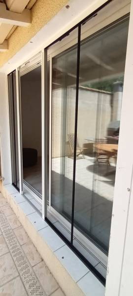 moustiquaire latérale en alu posée en villa sur marseille 13014