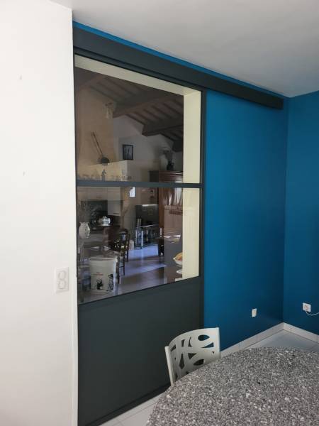 porte coulissante en alu en séparation de pièce en villa à Château Gombert 13013