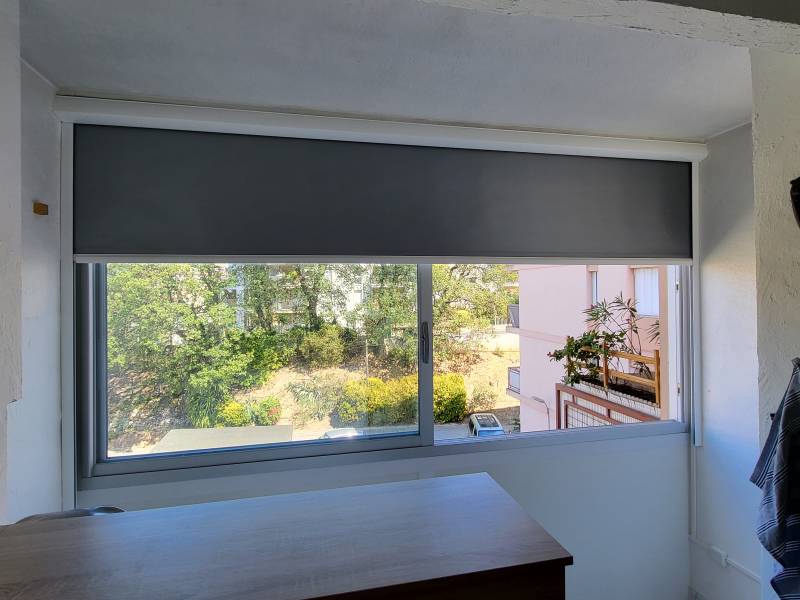 Installation d'un store enrouleur screen occultant à coulisses à Aubagne 13400