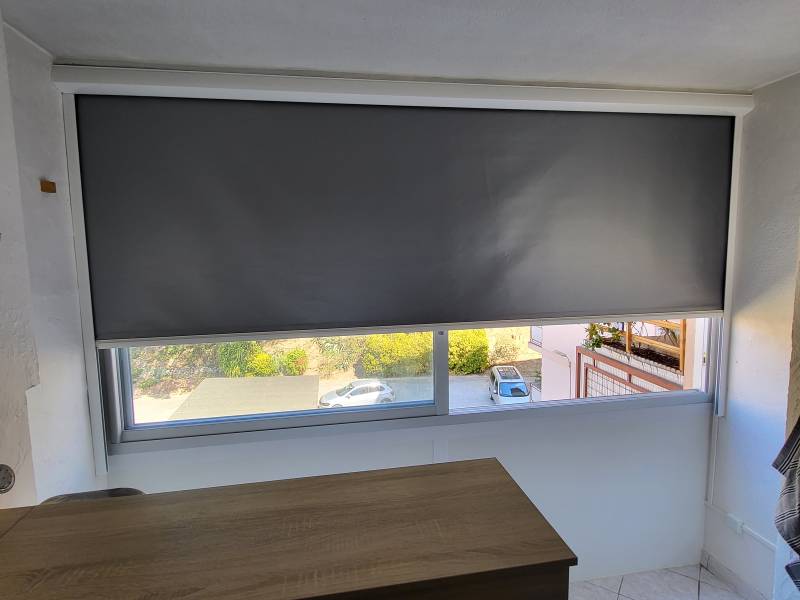 Installation d'un store enrouleur screen occultant à coulisses à Aubagne 13400