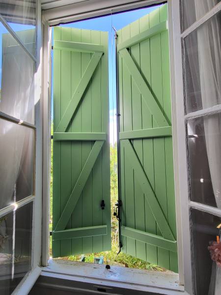 Pose d'un volet battant en bois laqué à Château Gombert Marseille 13013