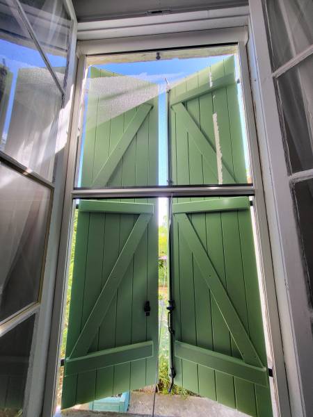 Pose d'un volet battant en bois laqué à Château Gombert Marseille 13013