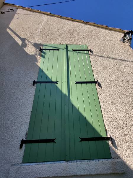 Pose d'un volet battant en bois laqué à Château Gombert Marseille 13013