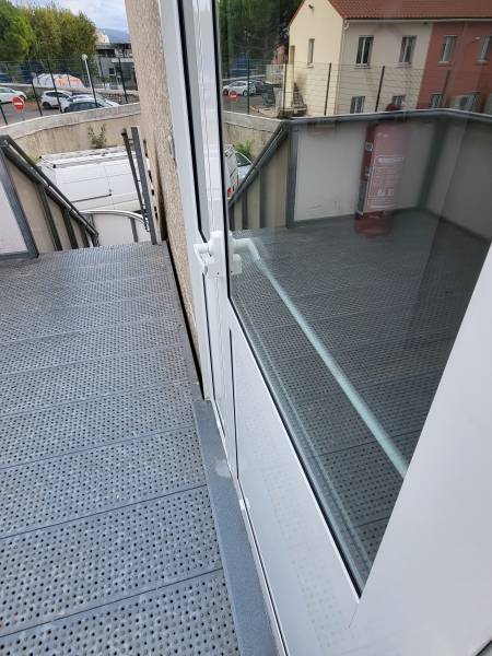 Installation d'une porte technique en Aluminium à Marseille 13013
