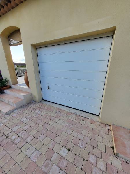 Pose d'une porte de garage sectionnelle à Plan de Cuques 13380