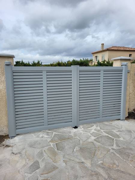 Installation d'un portail avec motorisation invisible solaire en Aluminium à Plan de Cuques 13380