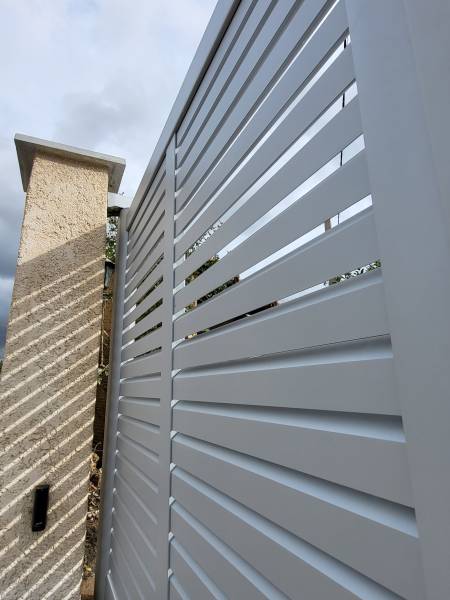 Installation d'un portail avec motorisation invisible solaire en Aluminium à Plan de Cuques 13380