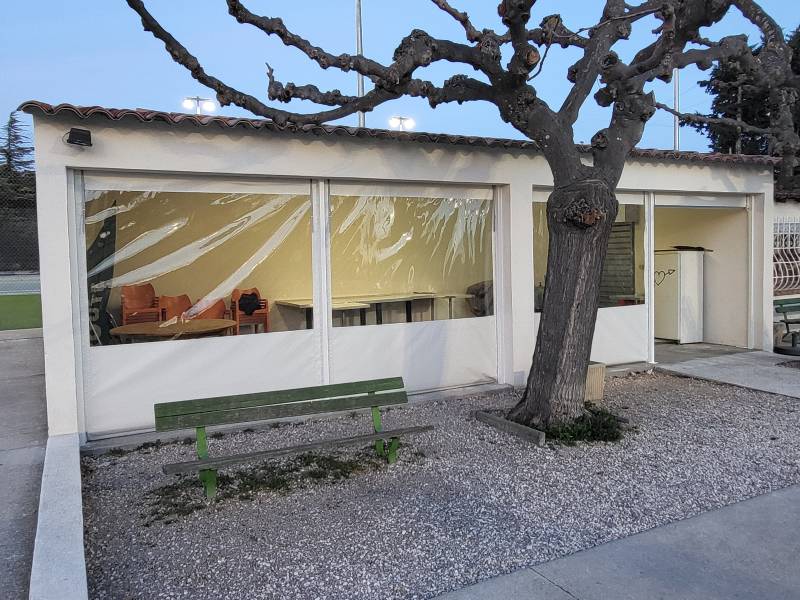 Installation d'une fermeture de club house en toile PVC cristal à Château Gombert 13013