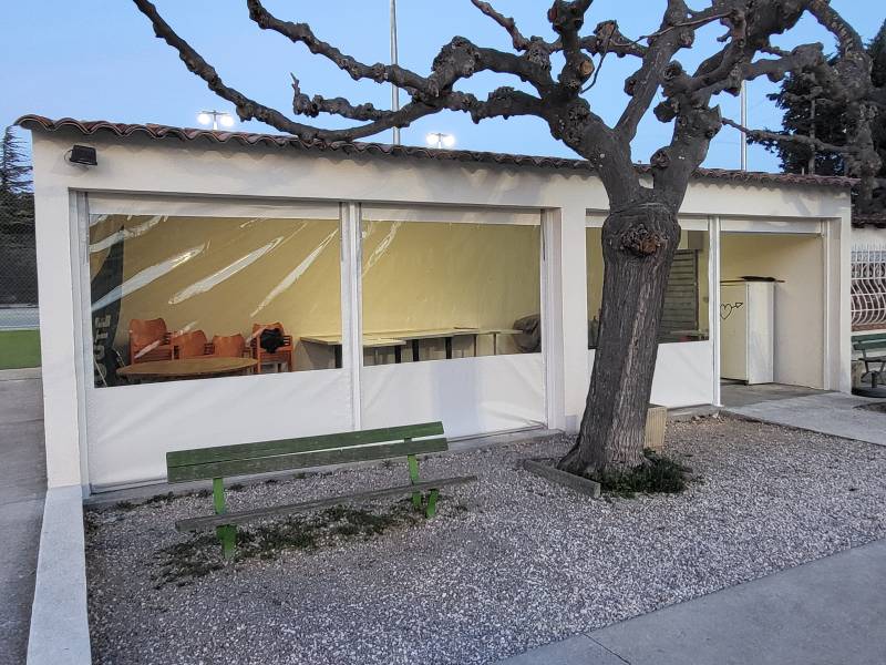 Installation d'une fermeture de club house en toile PVC cristal à Château Gombert 13013