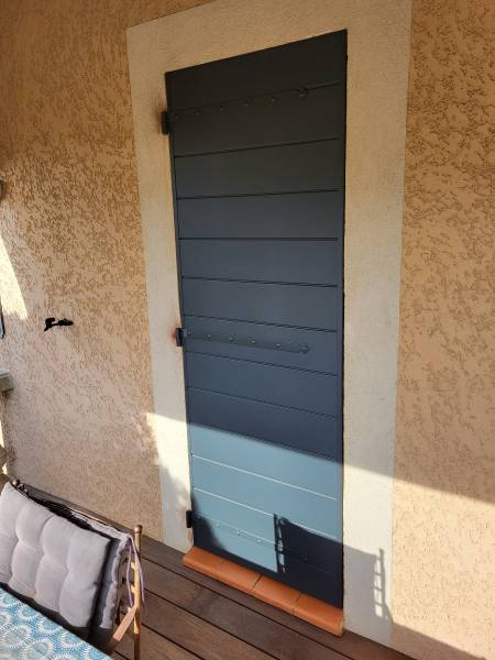 Installation de volets en aluminium de 30mm d'épaisseur à plan de cuques