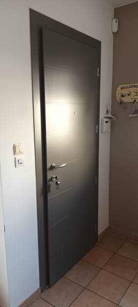 Pose d'une porte sur mesure installée en villa sur plan de cuques