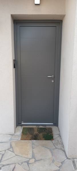 pose d'une porte d'entrée en alu sur Plan de Cuques