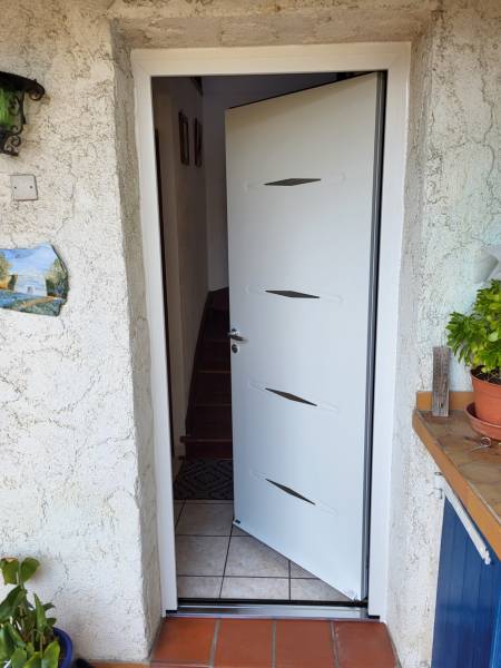 pose d'une nouvelle porte d'entrée en acier sur mesure à allauch en villa