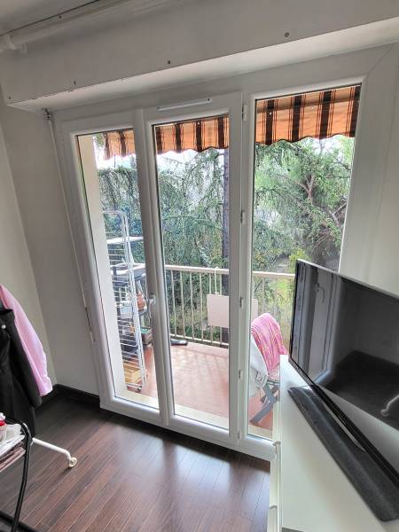 pose en renovation d'une porte fenetre en pvc sans dégâts