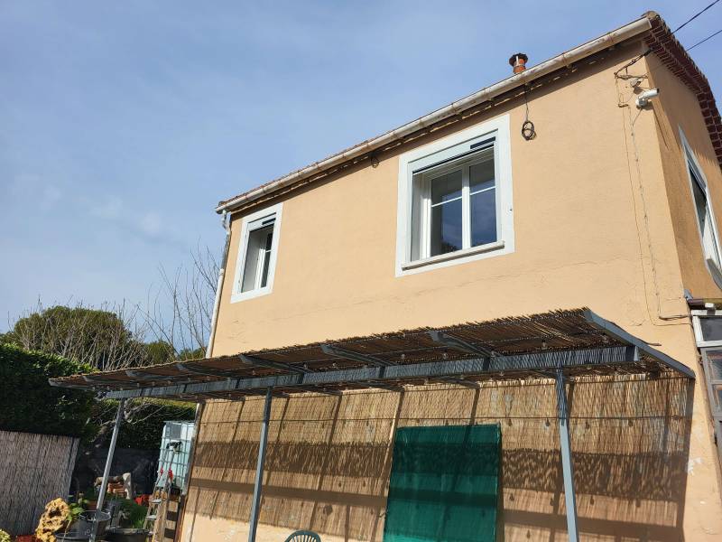 Pose de 8 volets roulants solaires avec moustiquaires intégrées à Plan de Cuques 13380