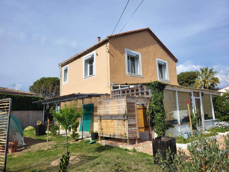 Pose de 8 volets roulants solaires avec moustiquaires intégrées à Plan de Cuques 13380