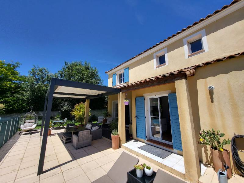 pose de volets en alu extrudé chez des propriétaires à marseille en maison