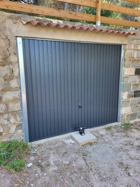 Installation d'une porte basculante laqué gris Ral 7016 à Allauch 13190