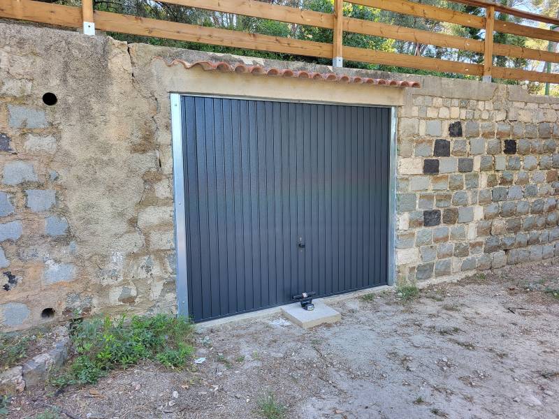 Installation d'une porte basculante laqué gris Ral 7016 à Allauch 13190