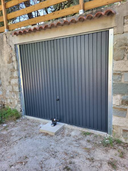 Installation d'une porte basculante laqué gris Ral 7016 à Allauch 13190