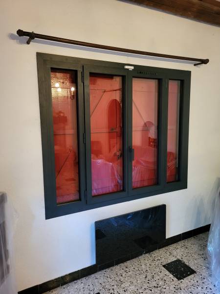 fenêtre en aluminium gris anthracite sur mesure posée à alauch