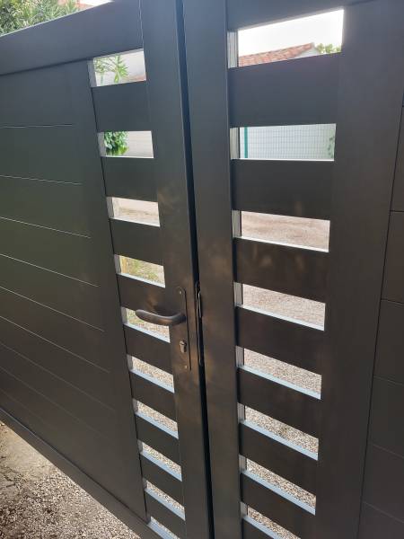 Installation d'un portail en Aluminium laqué gris à Allauch 13190