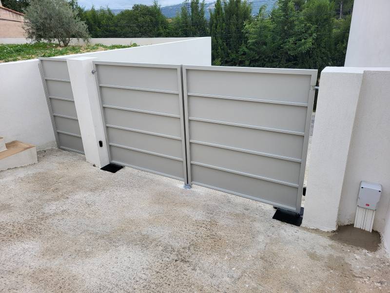 Motorisation d'un portail en acier à Marseille 13011