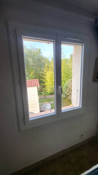 Fenêtres en PVC fabriquées sur-mesure et posées en maison individuelle