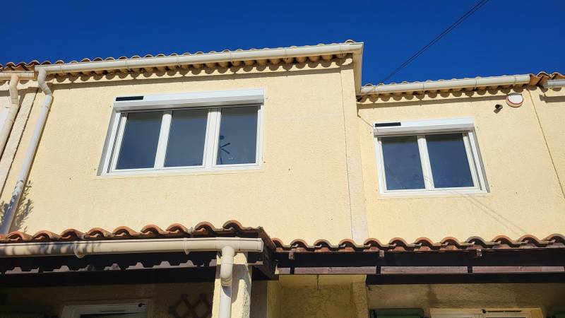 pose de volets roulants solaires en maison individuelle
