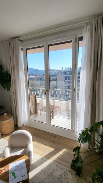 Installation de fenêtres en PVC bicolore à Marseille 13004