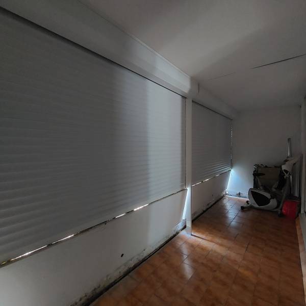 pose de volets solaires en réno sur plan de cuques