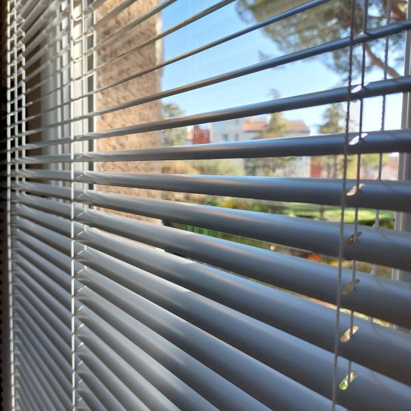 Pose d'un store vénitien à Plan de Cuques 13380