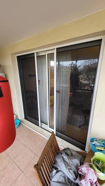 Installation de 4 moustiquaires plissées à ouverture latérale à Chateau Gombert Marseille 13013