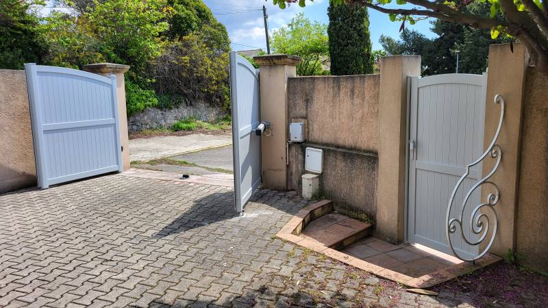 Avis pose d'un portail motorisé avec portillon assorti à Allauch 13190