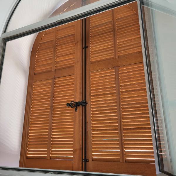 Installation d'un volet bois lames à l'américaine à La Pointe Rouge Marseille 13008