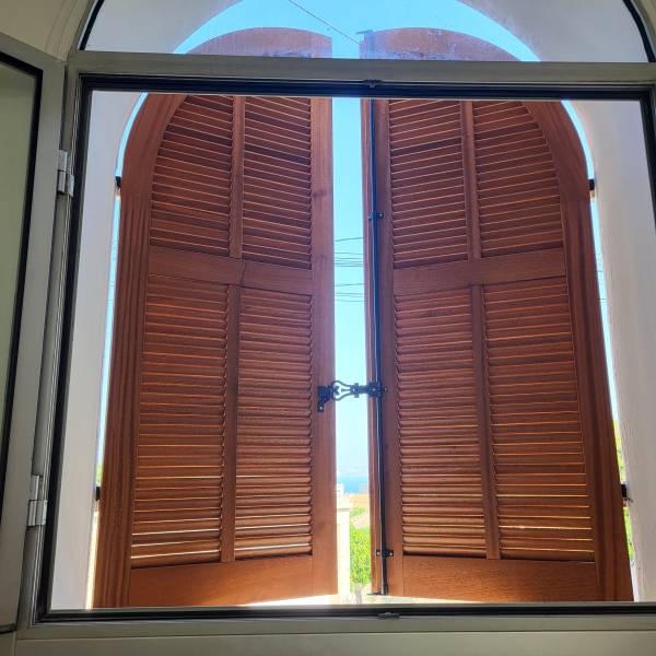 Installation d'un volet bois lames à l'américaine à La Pointe Rouge Marseille 13008