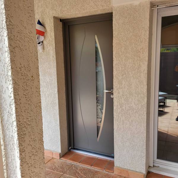 Installation d'une porte d'entrée sur mesure en acier à Allauch 13190