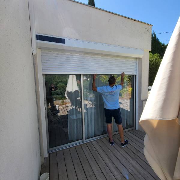 Pose de volets roulants de grande dimension à Chateau Gombert Marseille 13013